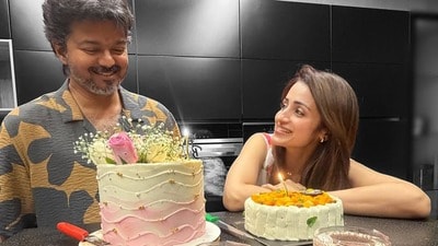 Trisha Vijay: విజయ్ కోసం త్రిష స్పెషల్ కేక్.. రూమర్స్కు చెక్.. బర్త్డే బాయ్ నుంచి చూపు తిప్పుకోలేకపోతున్న నటి Trisha Vijay: విజయ్ కోసం త్రిష స్పెషల్ కేక్.. రూమర్స్కు చెక్.. బర్త్డే బాయ్ నుంచి చూపు తిప్పుకోలేకపోతున్న నటి