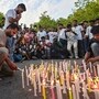 పేపర్ లీక్ వివాదం కారణంగా తీవ్ర మనస్తాపానికి గురై ఆత్మహత్య చేసుకున్న విద్యార్థుల స్మారకార్థం నిరసన స్థలంలో కొవ్వొత్తులు వెలిగించి నివాళులర్పించారు.