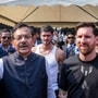 গত ১৩ ডিসেম্বর যুবভারতী ক্রীড়াঙ্গনে লিওনেল মেসির সঙ্গে অরূপ বিশ্বাস। (ফাইল ছবি, সৌজন্যে পিটিআই)