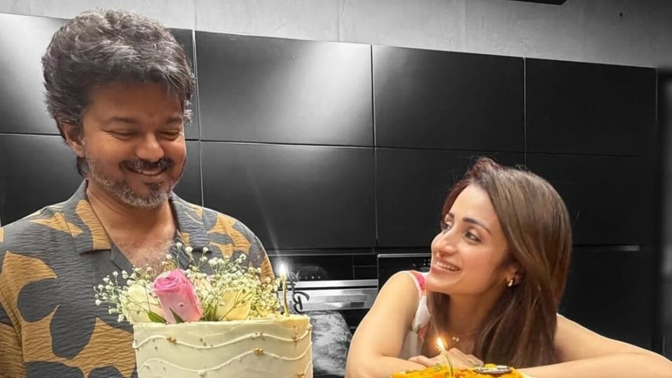 বিজয়ের দিকে তাকিয়ে আছেন তৃষা