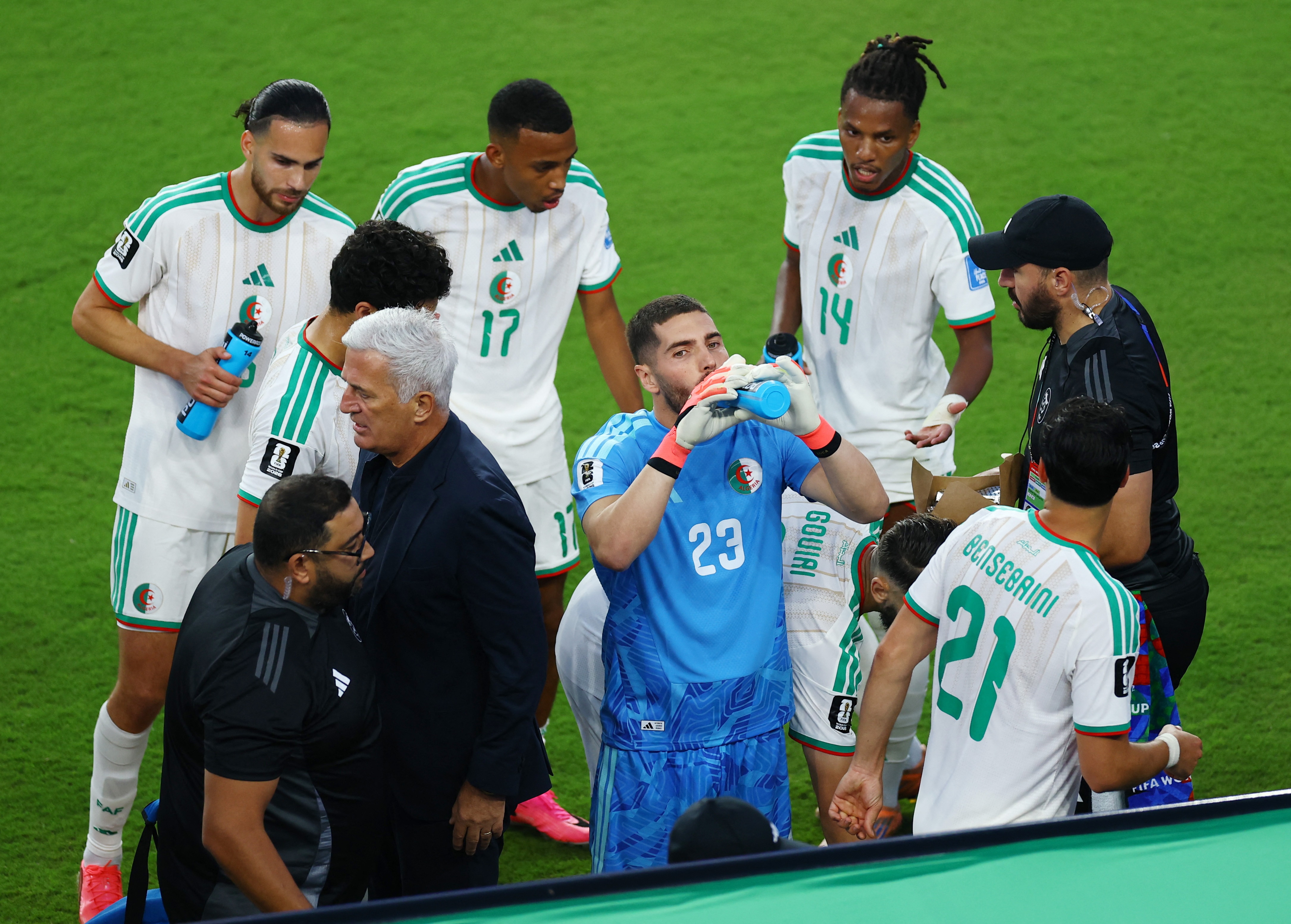 Soccer Football - FIFA World Cup 2026 - Group J - Jordan v Algeria - San Francisco Bay Area Stadium, Santa Clara, California, U.S. - June 22, 2026 Algeria's Luca Zidane, Hicham Boudaoui and Rafik Belghali with teammates and coach Vladimir Petkovic during hydration break REUTERS/Luisa Gonzalez (REUTERS)
