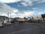 NHAI has begun taking regular traffic blocks in the ghat section to facilitate controlled blasting and crushing of rocky hill portions for road-widening project at Dive ghat for Palkhi marg project. (HT)