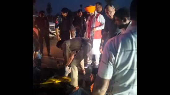 Saini ordered the ambulance operators accompanying his convoy to take the injured to nearest hospital. (HT Photo)
