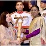 রাষ্ট্রপতির হাত থেকে পদ্মভূষণ সম্মান নিচ্ছেন অলকা ইয়াগনিক। 