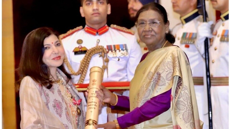 রাষ্ট্রপতির হাত থেকে পদ্মভূষণ সম্মান নিচ্ছেন অলকা ইয়াগনিক।
