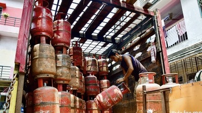 LPG Cylinders: ఎల్పీజీ సిలిండర్లపై కేంద్రం సంచలన నిర్ణయం.. ఆంక్షలన్నీ రద్దు.. వ్యాపారులకు గుడ్ న్యూస్.. (ANI) LPG Cylinders: ఎల్పీజీ సిలిండర్లపై కేంద్రం సంచలన నిర్ణయం.. ఆంక్షలన్నీ రద్దు.. వ్యాపారులకు గుడ్ న్యూస్.. (ANI)