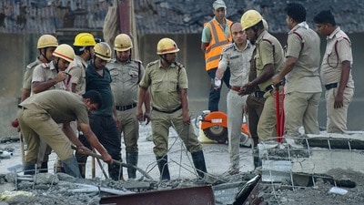 তারাতলা গুদাম ধসে পড়ার ঘটনার তদন্তে এখনও পর্যন্ত মোট পাঁচজনকে গ্রেফতার করেছে পুলিশ। (Sudipta Banerjee) তারাতলা গুদাম ধসে পড়ার ঘটনার তদন্তে এখনও পর্যন্ত মোট পাঁচজনকে গ্রেফতার করেছে পুলিশ। (Sudipta Banerjee)