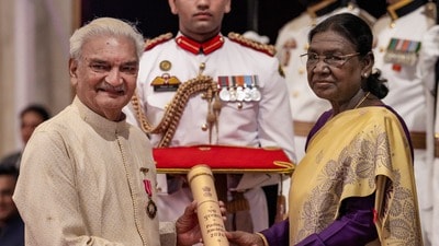 PM মোদীর সঙ্গে হ্যান্ডশেক মিস, মুখ খুললেন পদ্মশ্রী প্রাপ্ত অভিনেতা (PTI) PM মোদীর সঙ্গে হ্যান্ডশেক মিস, মুখ খুললেন পদ্মশ্রী প্রাপ্ত অভিনেতা (PTI)