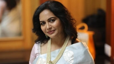 ఆమె శరీరం ఆమె హక్కు అయితే వాడి కళ్లు వాడి ఇష్టం.. ఫెమినిజంపై సింగర్ సునీత కామెంట్స్.. మహిళల ఆగ్రహం ఆమె శరీరం ఆమె హక్కు అయితే వాడి కళ్లు వాడి ఇష్టం.. ఫెమినిజంపై సింగర్ సునీత కామెంట్స్.. మహిళల ఆగ్రహం
