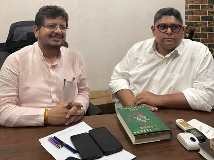 অভিষেকের প্রাক্তন আইনজীবী সঞ্জয় বসু এবং বিরোধী দলনেতা ঋতব্রত বন্দ্যোপাধ্যায়ের বৈঠক হয়েছে। 