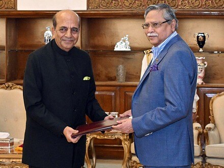 ঢাকায় নয়া হাইকমিশনার দীনেশ ত্রিবেদীকে মন্ত্রীর মর্যাদা
