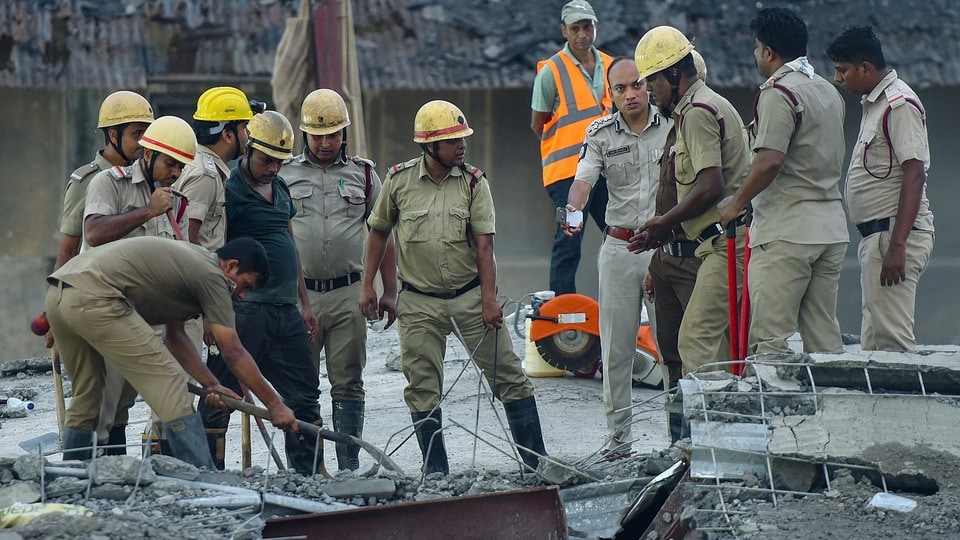 তারাতলা গুদাম ধসে পড়ার ঘটনার তদন্তে এখনও পর্যন্ত মোট পাঁচজনকে গ্রেফতার করেছে পুলিশ। (Sudipta Banerjee)