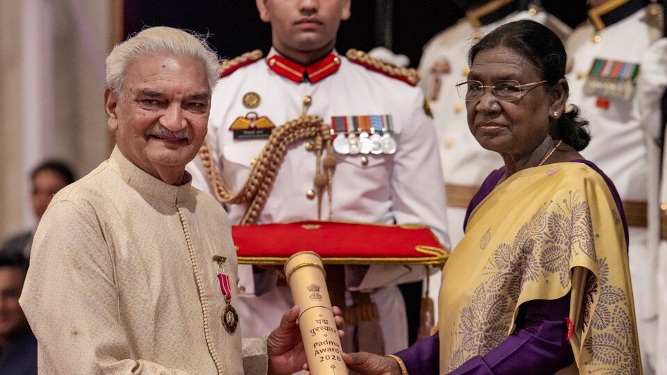 PM মোদীর সঙ্গে হ্যান্ডশেক মিস, মুখ খুললেন পদ্মশ্রী প্রাপ্ত অভিনেতা (PTI)