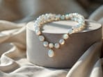 Know how you can style your pearls for casual fits. (Picture credit : Freepik)