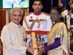 Actor Anil Rastogi receiving Padma Shri award from President Droupadi Murmu and (right) the controversial video grab