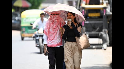 People seen covering their faces due to scorching heat in Lucknow. (HT Photo)