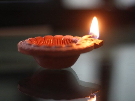 শুক্রবার বাড়ির এই ৫টি জায়গায় প্রদীপ জ্বালানো দেবী লক্ষ্মীর কৃপা দূর করে