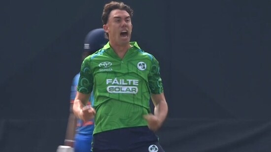 Matthew Hollard emerged as the star of Irish bowling picking up three wickets for 25.(X images)