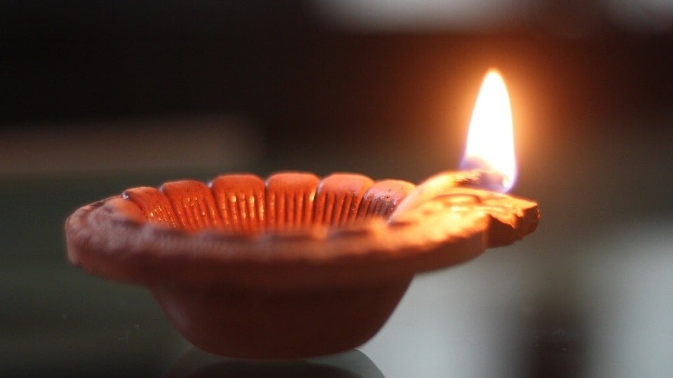 শুক্রবার বাড়ির এই ৫টি জায়গায় প্রদীপ জ্বালানো দেবী লক্ষ্মীর কৃপা দূর করে