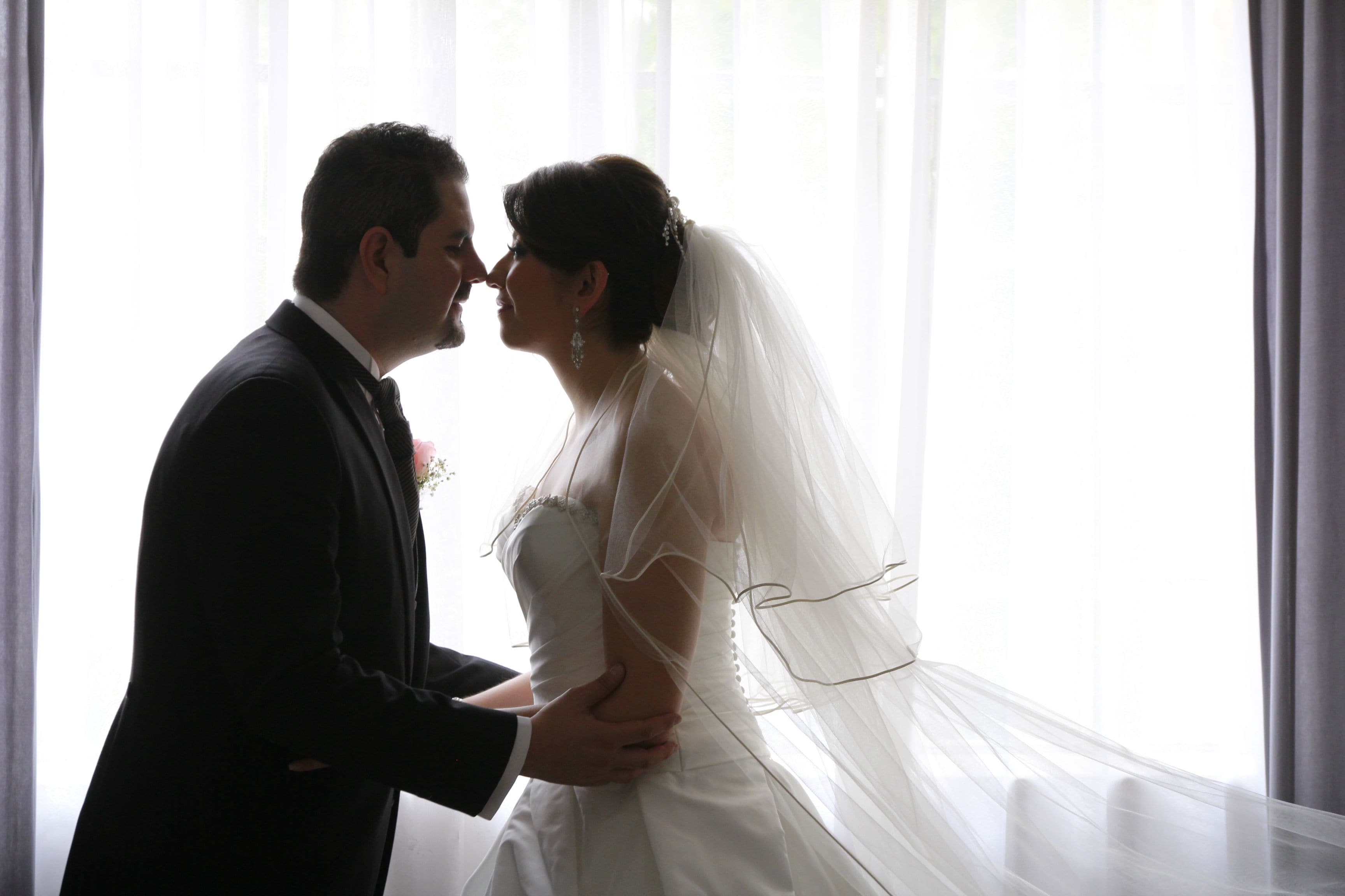 The couples in their late 20s and 30s are embracing candid shots. (Pexel)