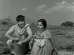 Raj Kapoor and Waheeda Rehman in Teesri Kasam. The uneven village paths, rustic dialogue and soulful soundtrack evoke a timeless mood.