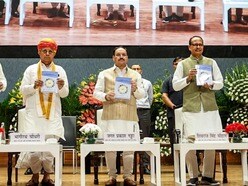 వ్యవసాయ శాఖ సహాయ మంత్రి భగీరథ్ చౌదరి ( కుడి నుంచి రెండో వ్యక్తి)