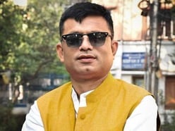 তোলাবাজি, শ্লীলতাহানির চেষ্টা, মারধর, জোর করে আটকে রাখা, ভয় দেখানো এবং ভেরি দখল-সহ একাধিক গুরুতর অভিযোগে শনিবার গভীর রাতে তারকেশ্বরকে গ্রেপ্তার করে সার্ভে পার্ক থানার পুলিশ।