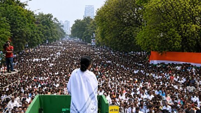 ১৯৯৩ সালের ২১ জুলাই ভোটার পরিচয়পত্র বাধ্যতামূলক করার দাবিতে যুব কংগ্রেসের মহাকরণ অভিযানে পুলিশের গুলিতে ১৩ জন কর্মীর মৃত্যু হয়। ১৯৯৩ সালের ২১ জুলাই ভোটার পরিচয়পত্র বাধ্যতামূলক করার দাবিতে যুব কংগ্রেসের মহাকরণ অভিযানে পুলিশের গুলিতে ১৩ জন কর্মীর মৃত্যু হয়।
