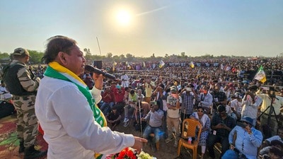 হুমায়ুন কবীর বলেন, বিজেপি কর্মীরা যদি এলাকায় 'আস্ফালন' চালিয়ে যান, তাহলে তিনি মুসলিম সম্প্রদায়ের মানুষকে একত্রিত করে 'স্যাটাভাঙা মার' শুরু করবেন। (PTI) হুমায়ুন কবীর বলেন, বিজেপি কর্মীরা যদি এলাকায় 'আস্ফালন' চালিয়ে যান, তাহলে তিনি মুসলিম সম্প্রদায়ের মানুষকে একত্রিত করে 'স্যাটাভাঙা মার' শুরু করবেন। (PTI)