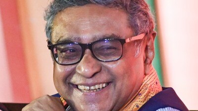 বণিকসভার সম্মেলনে অর্থমন্ত্রী স্বপন দাশগুপ্ত বলেন, 'Bengal is back with a bang', অর্থাৎ বাংলা আবার জোরালো প্রত্যাবর্তনের পথে। (PTI) বণিকসভার সম্মেলনে অর্থমন্ত্রী স্বপন দাশগুপ্ত বলেন, 'Bengal is back with a bang', অর্থাৎ বাংলা আবার জোরালো প্রত্যাবর্তনের পথে। (PTI)