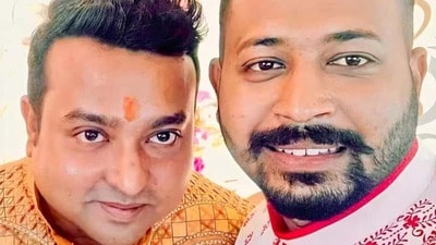 বৃহস্পতিবার গভীর রাতে হুগলির ব্যান্ডেলে তাঁর বাড়ি থেকে পলাশকে নিয়ে যাওয়া হয়। বৃহস্পতিবার গভীর রাতে হুগলির ব্যান্ডেলে তাঁর বাড়ি থেকে পলাশকে নিয়ে যাওয়া হয়।