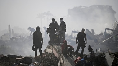 Volunteers search for victims in La Guaira, a coastal state in Venezuela that saw heavy damage from the earthquakes. Volunteers search for victims in La Guaira, a coastal state in Venezuela that saw heavy damage from the earthquakes.