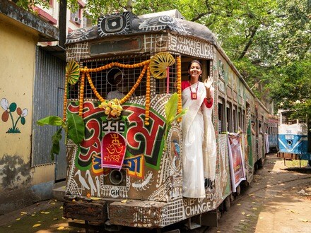 কলকাতায় ট্রামকে পুনরুজ্জীবিত করতে মরিয়া বিজেপি সরকার। (ফাইল ছবি, সৌজন্যে পিটিআই)