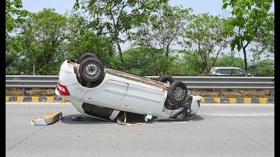 According to police, the incident took place around 10 am when both the vehicles–a Honda City and a Maruti Swift Dzire–were travelling from Noida to Agra. (Sunil Ghosh / HT)