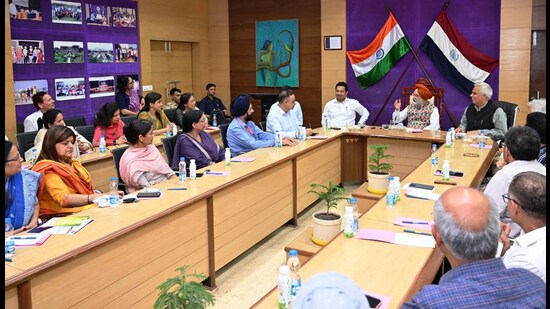 Delhi LG Taranjit Singh Sandhu interacts with faculty members at Maharshi Dayanand University (MDU) on Friday. (Manoj Dhaka/HT)