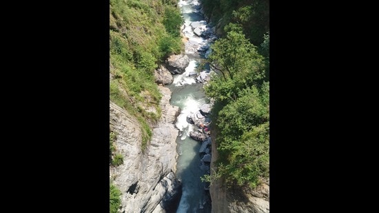 The mishap occurred on the Urai-Samra road in Bharmour region of Chamba. While three persons died on the spot, another one succumbed to injuries later. (HT Photo)