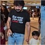 প্রসেনজিতের হাত ধরে থাকা এই খুদেকে চিনলেন?