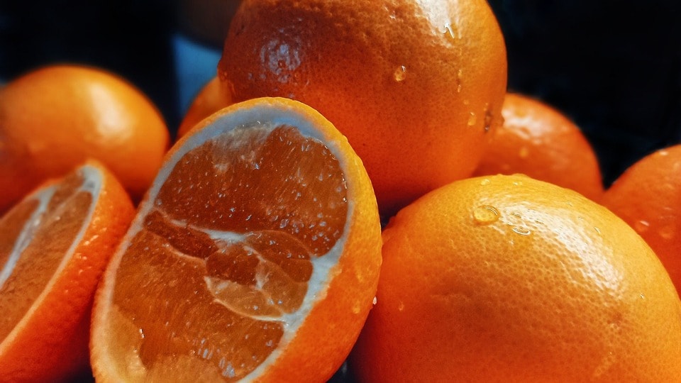 <p><strong>నారింజ పండు- </strong>ఇందులో నీటి శాతం ఎక్కువగా ఉండటం వల్ల శరీరాన్ని డీహైడ్రేషన్ బారిన పడకుండా కాపాడుతుంది. నారింజలో ఉండే ఫ్లేవనాయిడ్లు, పొటాషియం వంటి పోషకాలు రక్తపోటును నియంత్రించి, గుండెను పటిష్టంగా ఉంచుతాయి. దీన్ని వలుచుకు తినడం చాలా సులువు, ఎక్కడైనా దొరుకుతుంది. రోజువారీ స్నాక్స్‌లో చేర్చుకోవడానికి ఇది బెస్ట్ ఆప్షన్.</p>