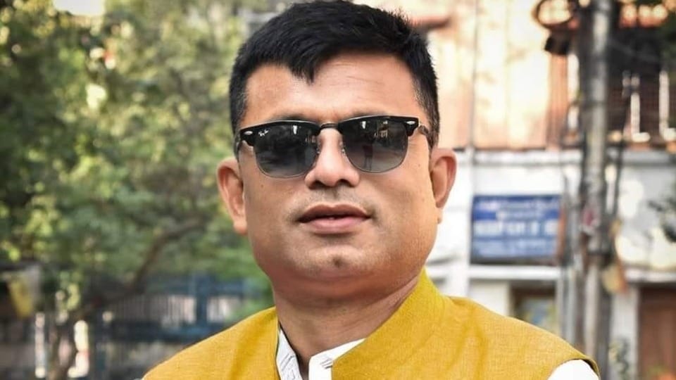 তোলাবাজি, শ্লীলতাহানির চেষ্টা, মারধর, জোর করে আটকে রাখা, ভয় দেখানো এবং ভেরি দখল-সহ একাধিক গুরুতর অভিযোগে শনিবার গভীর রাতে তারকেশ্বরকে গ্রেপ্তার করে সার্ভে পার্ক থানার পুলিশ।