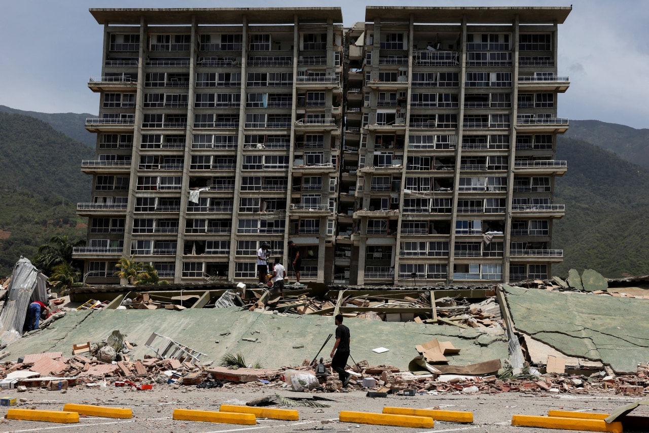 The quakes claimed more than 900 victims and injured many more. The quakes claimed more than 900 victims and injured many more.