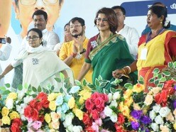 তখন সুখের সময়, বিধানসভা নির্বাচনে তৃণমূল কংগ্রেসের ভরাডুবির আগে মমতা ও রচনা বন্দ্যোপাধ্যায়। (ফাইল ছবি, সৌজন্যে ফেসবুক Rachana Banerjee)