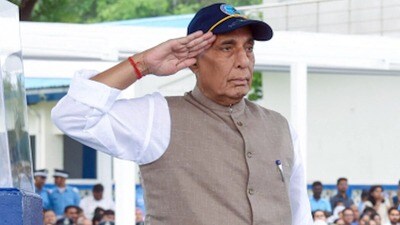 গত বছরের সংসদে প্রতিরক্ষামন্ত্রী রাজনাথ সিংয়ের দেওয়া বক্তব্য তুলে ধরে কংগ্রেস অভিযোগ করেছে যে, সরকার দেশের মানুষ এবং সংসদকে বিভ্রান্ত করেছে। (@SpokespersonMoD)