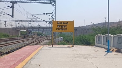 <p>ఈ ఆధునికీకరణలో అత్యంత ప్రధాన ఆకర్షణగా నిలిచింది స్టేషన్ ముఖద్వారం వద్ద ఏర్పాటు చేసిన ఒంగోలు జాతి ఎద్దుల ప్రతిమలు. ప్రపంచ ప్రఖ్యాతి గాంచిన, ప్రకాశం జిల్లా గర్వకారణమైన రెండు ఒంగోలు జాతి ఎద్దుల నిలువెత్తు విగ్రహాలను స్టేషన్ ఎదుట అత్యంత కళాత్మకంగా తీర్చిదిద్దారు. ఇవి చూసేందుకు అచ్చం నిజమైన ఎద్దుల్లాగే భ్రమింపజేస్తూ, రాజసం ఉట్టిపడేలా కనిపిస్తున్నాయి.</p><p> </p> <p>ఈ ఆధునికీకరణలో అత్యంత ప్రధాన ఆకర్షణగా నిలిచింది స్టేషన్ ముఖద్వారం వద్ద ఏర్పాటు చేసిన ఒంగోలు జాతి ఎద్దుల ప్రతిమలు. ప్రపంచ ప్రఖ్యాతి గాంచిన, ప్రకాశం జిల్లా గర్వకారణమైన రెండు ఒంగోలు జాతి ఎద్దుల నిలువెత్తు విగ్రహాలను స్టేషన్ ఎదుట అత్యంత కళాత్మకంగా తీర్చిదిద్దారు. ఇవి చూసేందుకు అచ్చం నిజమైన ఎద్దుల్లాగే భ్రమింపజేస్తూ, రాజసం ఉట్టిపడేలా కనిపిస్తున్నాయి.</p><p> </p>
