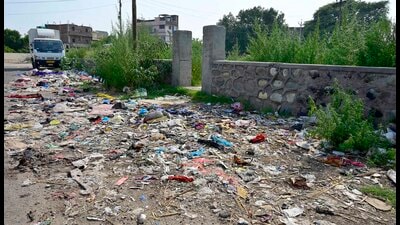 Garbage lying in front of the park in Shaheed Bhagat Singh Nagar, Ludhiana, on Sunday. (Gurpreet Singh/HT) Garbage lying in front of the park in Shaheed Bhagat Singh Nagar, Ludhiana, on Sunday. (Gurpreet Singh/HT)