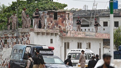 পাকিস্তানের বাণিজ্যিক রাজধানী করাচিতে শনিবার বড়সড় জঙ্গি হামলার ঘটনায় চাঞ্চল্য ছড়িয়েছে। (AFP) পাকিস্তানের বাণিজ্যিক রাজধানী করাচিতে শনিবার বড়সড় জঙ্গি হামলার ঘটনায় চাঞ্চল্য ছড়িয়েছে। (AFP)