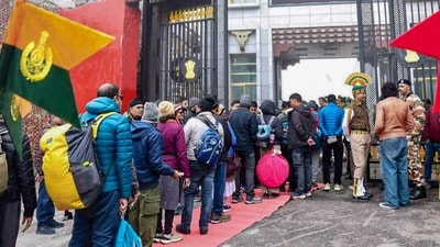 কৈলাস মানসসরোবর যাত্রায় অংশ নিতে যাওয়া ভারতীয় তীর্থযাত্রীদের জন্য গুরুত্বপূর্ণ সতর্কবার্তা জারি করল বিদেশ মন্ত্রক। (PTI) কৈলাস মানসসরোবর যাত্রায় অংশ নিতে যাওয়া ভারতীয় তীর্থযাত্রীদের জন্য গুরুত্বপূর্ণ সতর্কবার্তা জারি করল বিদেশ মন্ত্রক। (PTI)
