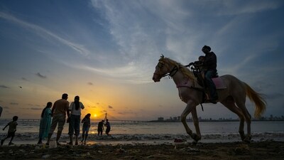 Mumbai hafif yağmur alıyor; IMD fırtına ve yıldırım için sarı uyarı yayınladı