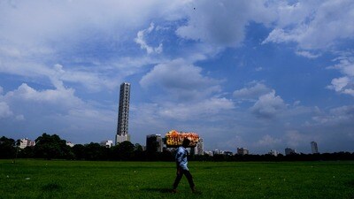 কলকাতায় আপাতত বিক্ষিপ্ত বৃষ্টি হলেও সপ্তাহের মাঝামাঝি থেকে বৃষ্টির তীব্রতা বাড়তে পারে বলে মনে করা হচ্ছে। (PTI) কলকাতায় আপাতত বিক্ষিপ্ত বৃষ্টি হলেও সপ্তাহের মাঝামাঝি থেকে বৃষ্টির তীব্রতা বাড়তে পারে বলে মনে করা হচ্ছে। (PTI)