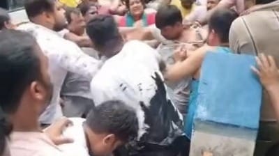 দমদমে তৃণমূল কংগ্রেস কাউন্সিলরকে কালো কালি মাখানো হল। দমদমে তৃণমূল কংগ্রেস কাউন্সিলরকে কালো কালি মাখানো হল।
