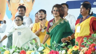 তখন সুখের সময়, বিধানসভা নির্বাচনে তৃণমূল কংগ্রেসের ভরাডুবির আগে মমতা ও রচনা বন্দ্যোপাধ্যায়। (ফাইল ছবি, সৌজন্যে ফেসবুক Rachana Banerjee) তখন সুখের সময়, বিধানসভা নির্বাচনে তৃণমূল কংগ্রেসের ভরাডুবির আগে মমতা ও রচনা বন্দ্যোপাধ্যায়। (ফাইল ছবি, সৌজন্যে ফেসবুক Rachana Banerjee)